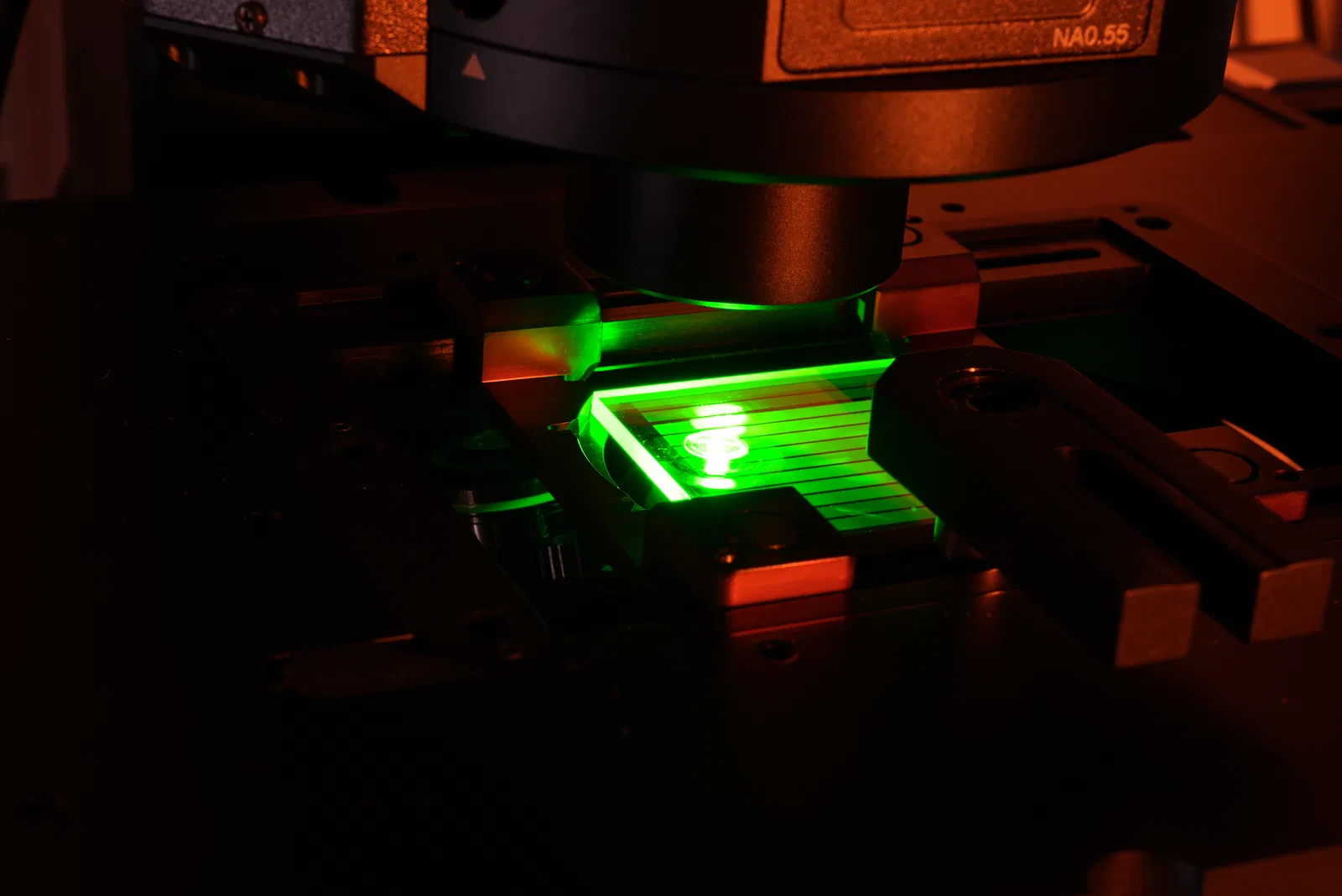 Crystal reader and optical data retrieval equipment